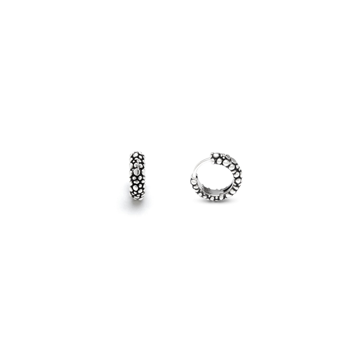 Orecchini Huggie Perlage in argento brunito